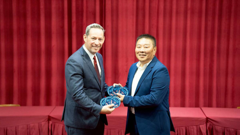 江瑞鴻(右)與Joshua M. Burgin(左)互換紀念品。 圖:高雄市議會民進黨團/提供