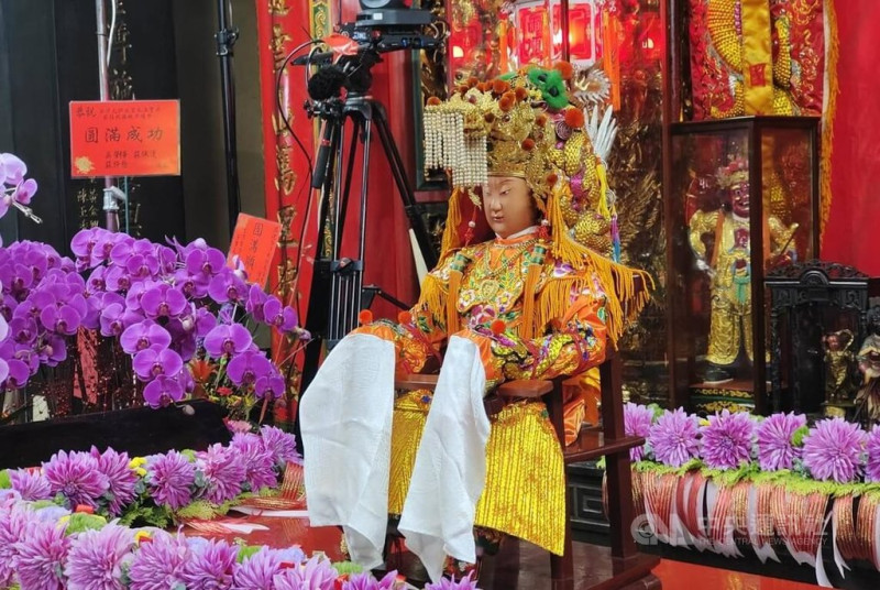 苗栗縣通霄鎮白沙屯拱天宮媽祖徒步往雲林朝天宮進香活動2日凌晨起駕出發,展開今年為期10天9夜的宗教之旅,圖為拱天宮媽祖神尊被請出神龕,等候登轎。 圖:中央社提供