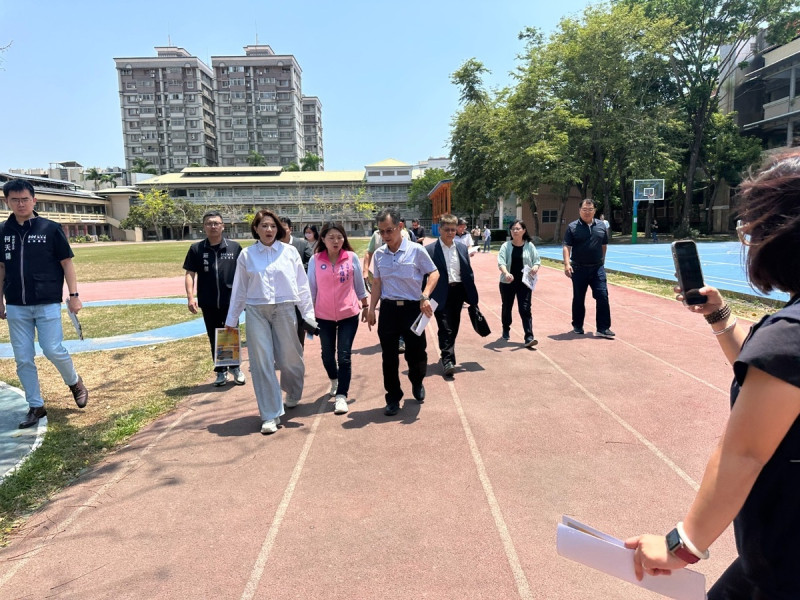 陳菁徽(前排左)與李雅靜(前排中)邀集教育部國教署及高市教育局實地勘查鳳山三所校園建設需求。   圖：李雅靜服務處/提供