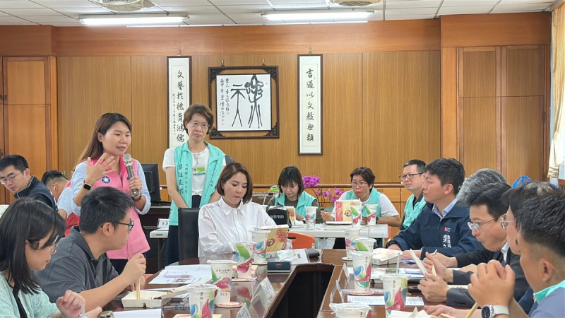 李雅靜(左二)在考察行程中利用中午便當會時間, 繼續爭取改善學童學習與運動環境。 圖:李雅靜服務處/提供