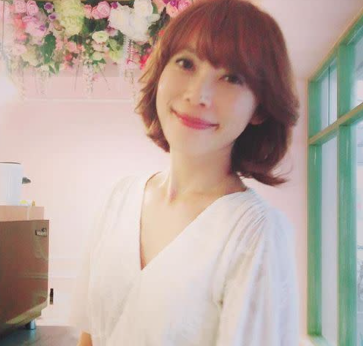 貴婦奈奈昨日在調查局人員陪同下返台，訊後諭令貴婦奈奈200萬元交保。   圖：翻攝自臉書