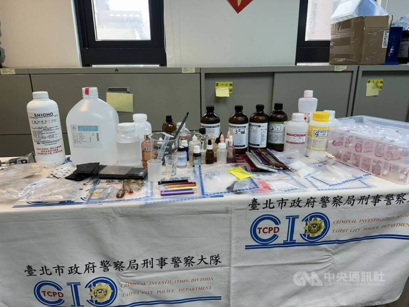 曾因販毒遭逮的陳姓男子申請保外就醫期間卻販售喪屍煙彈，並將租屋處當製毒處所，台北市刑警大隊循線逮人，搜出大批喪屍煙彈油品、化學原料等物。（翻攝照片）中央社記者劉建邦傳真  114年5月2日   