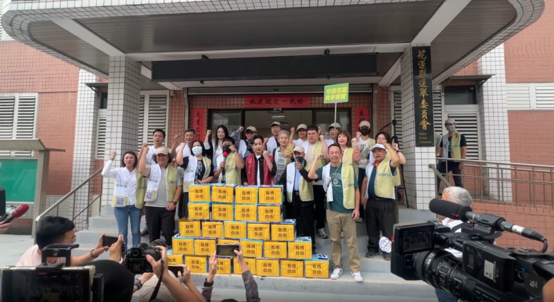 罷免國民黨花蓮縣立委傅崐萁的罷團「微光花蓮 拔傅行動」今（2）日上午把一箱箱貼著「裁傅自由」的罷免傅崐萁第二階段32777份連署書送交到花蓮選委會查對。   圖：翻攝自微光花蓮Thread