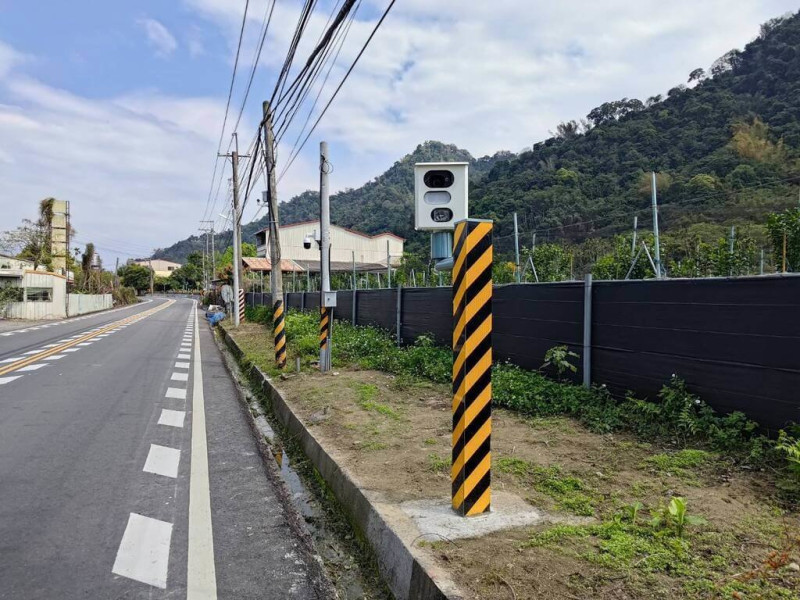 省道台3丙線連接南投縣竹山鎮與集集鎮，也是竹山紫南宮聯外道路之一，由於車輛行經此路段易超速，警方在台3丙線4.7公里處設置固定式測速照相桿，目前為宣導期，7月1日起正式執法。（警方提供）中央社記者蕭博陽南投縣傳真  114年5月2日   
