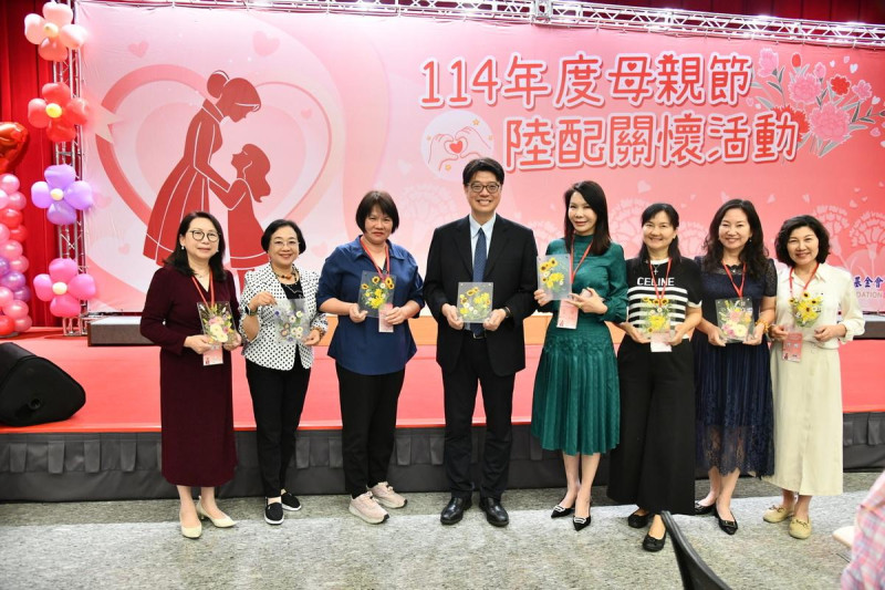 大陸委員會及海峽交流基金會今（2日）合辦年度例行的母親節陸配關懷活動，圖為陸委會主委邱垂正與到場陸配合影。   圖：陸委會提供