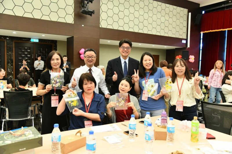 大陸委員會及海峽交流基金會今（2日）合辦年度例行的母親節陸配關懷活動，圖為陸委會主委邱垂正、海基會秘書長羅文嘉與到場陸配合影。   圖：陸委會提供