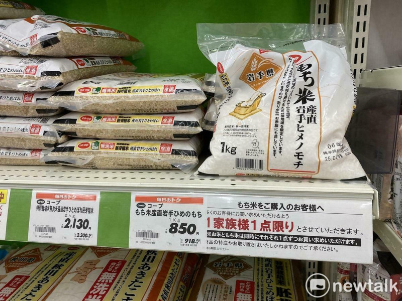 各地超市最近又再度貼出「一家一家限購一袋」了。   圖：劉黎兒攝