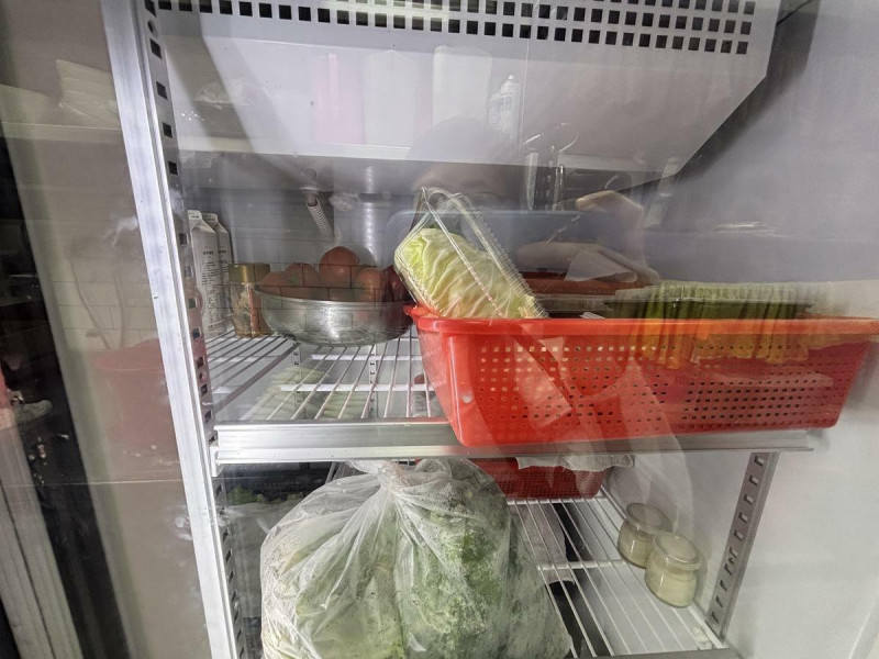 北市信義區連鎖麻辣火鍋店爆出有民眾吃冰淇淋吃到碎玻璃，北市衛生局今前往稽查，發現有冰箱部分食材未覆蓋等缺失。   圖：台北市衛生局 / 提供