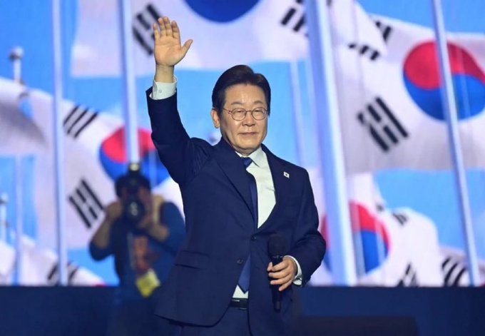 南韓最大在野黨民主黨的總統補選候選人李在明也被捲入涉嫌違反《選舉法》的爭議之中,對南韓政局的變化增添了新的變數。 圖:翻攝自 @DXDWX999 X 帳號 南韓最大在野黨民主黨的總統補選候選人李在明也被捲入涉嫌違反《選舉法》的爭議之中,對南韓政局的變化增添了新的變數。 圖:翻攝自 @DXDWX999 X 帳號