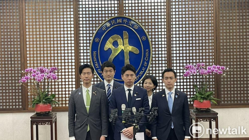 中曾根康隆（前排左二）表示，日本與台灣都是島國，海上通道非常重要，應該要加強合作。   圖：記者高逸帆攝