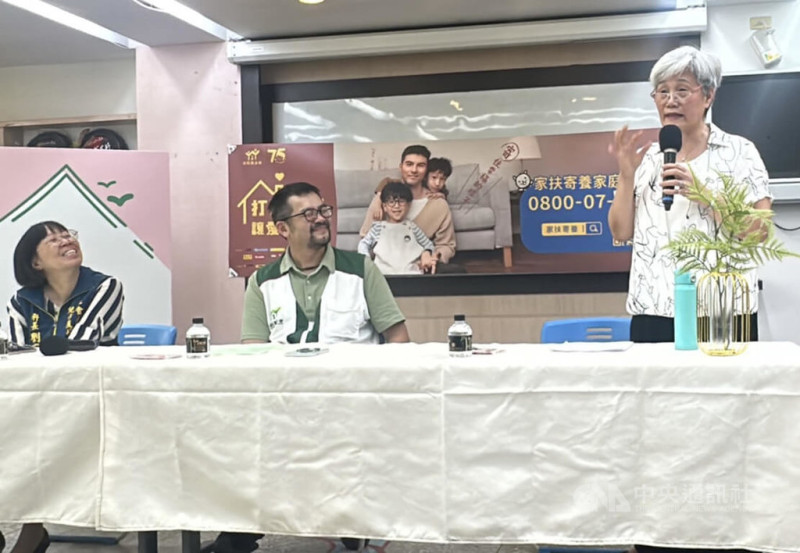 台東家扶中心2日邀請投身寄養家庭行列長達21年的羅貞妹（右）分享心得故事，她說，當孩子快樂、自在起來，並且逐漸成長懂事、進步了，對她而言就是幸福。中央社記者盧太城台東攝  114年5月2日   