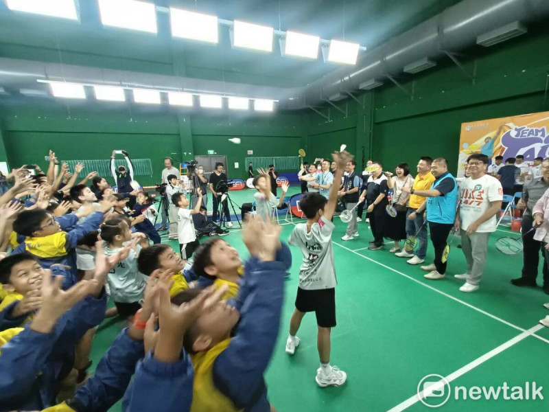 太陽盃羽球賽開球，選手若撿到來賓開出的球可以換獎品，炒熱現場氣氛 。    圖：唐復年/攝