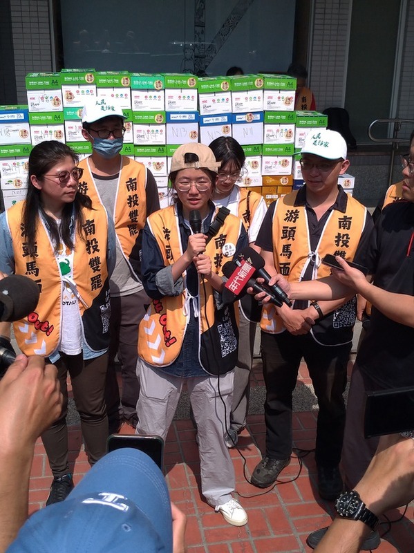 「去游除垢」團隊表示,「在短短60天內,我們走過一段沒人看好的路」,憑著大家的熱情與支持,突破重重困難,收集到了超過 2萬3,238份連署書。 圖:取自「罷免游顥-去游除垢-You out」臉書