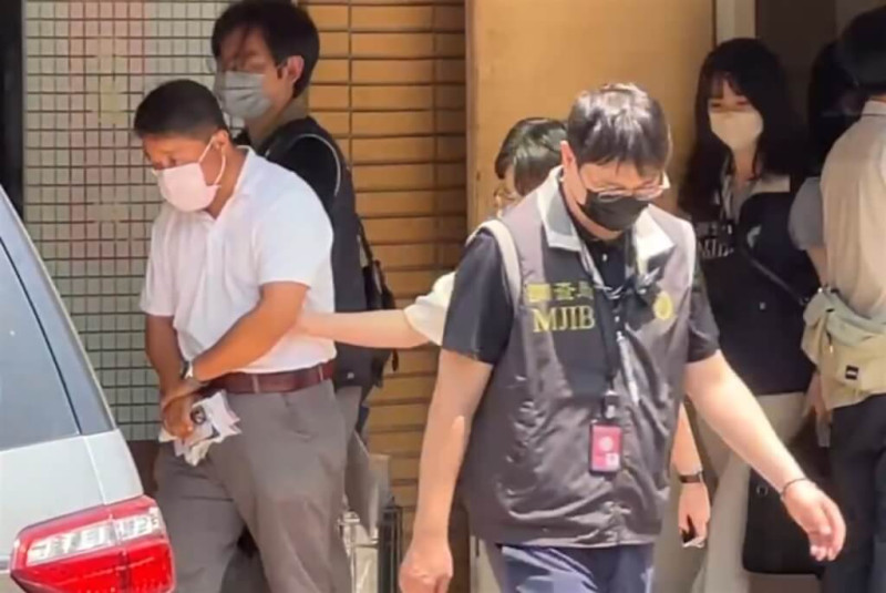 國民黨台中市黨部2日上午遭檢調搜索，調查局人員帶走台中市黨部一組總幹事伍康龍（白衣者）。（民眾提供）中央社記者趙麗妍傳真 114年5月2日   