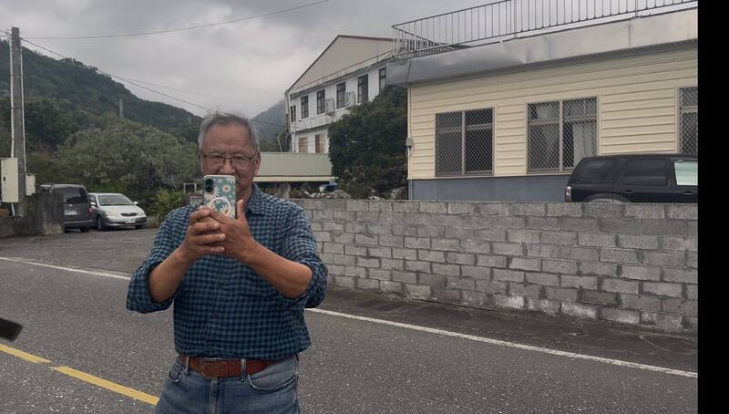 李慶隆3月11日在遭搜索後隨即人間蒸發,圖為罷傅團體到傅崐萁官邸附近掃地時遭李慶隆訕笑及蒐證。 圖:微光花蓮提供