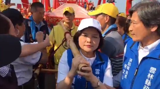 網友挖出張麗華在2019年4月10日的搶轎事件影片。 圖/截取自張麗華直播影片