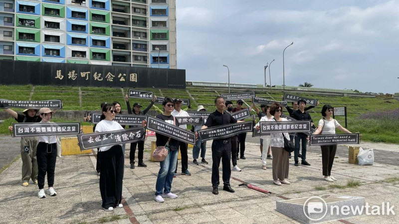政治受難者與民代一起高喊「去世五十，清除介石」   圖：記者高逸帆攝影
