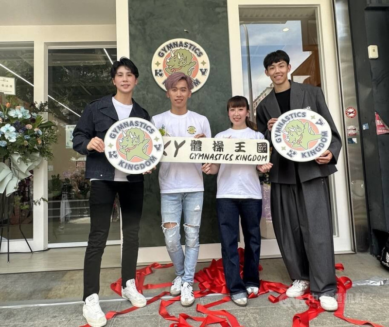 「鞍馬王子」李智凱（左2）與老婆吳亞芸（右2）共同創辦的「KY體操王國」3日在高雄開幕，包括「拳擊女王」林郁婷（左1）、田徑好手彭名揚（右1）等都到場。中央社記者黎建忠攝  114年5月3日   