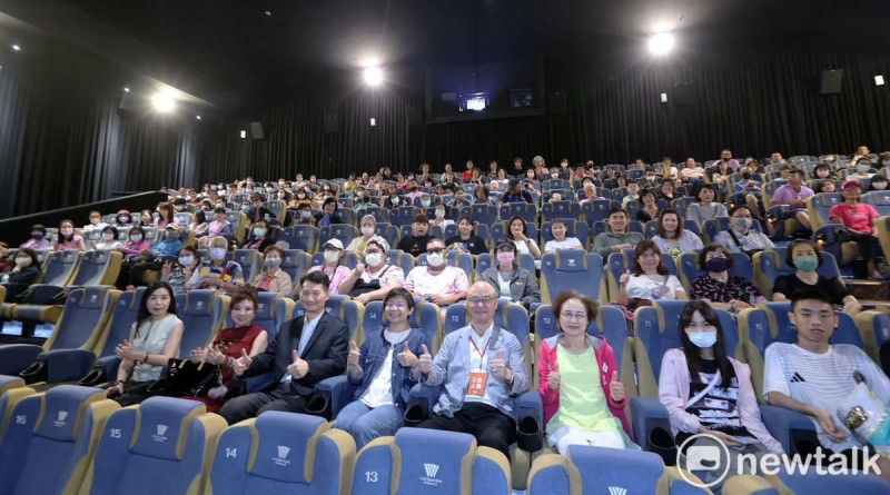 《交換禮物》紀錄片公益放映在高雄大遠百舉辦包場活動。   圖：孫家銘/攝
