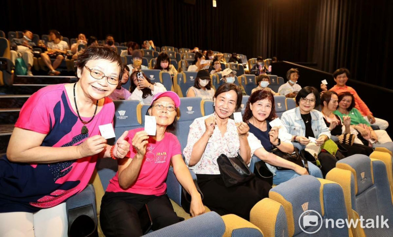 許多人前來體會《交換禮物》所帶來的深刻共鳴與溫柔陪伴。 圖:孫家銘/攝