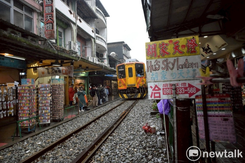 十分老街受到火災影響，台鐵平溪線北上、南下列車均延誤。（十分示意圖）   圖：林岑韋／攝
