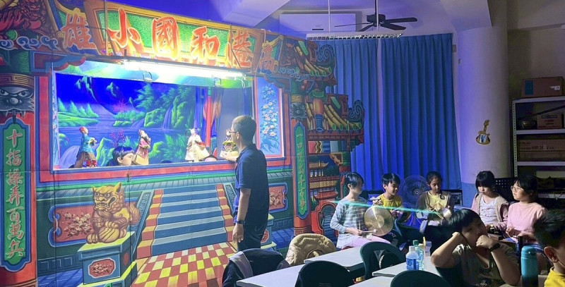 社團老師細心指導學生深入學習傳統布袋戲技。 圖:高雄市教育局/提供