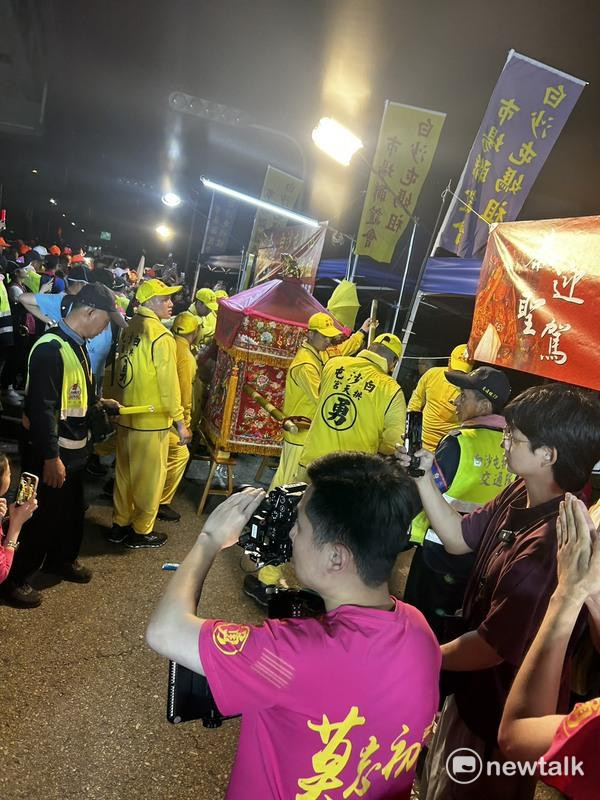 一年一度的苗栗通霄鎮白沙屯媽祖盛事於1日子時開始起駕，今(3)日中午就抵達雲林縣北港朝天宮，數十萬人夾道下，高喊「進喔！進喔！」。   圖：林岑韋／攝