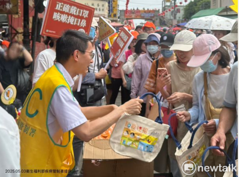 管署今年也二度共襄盛舉,由疾管署羅一鈞副署長擔任「防疫隊長」,帶領本署《疾病擬人Disease》人氣角色「白靜」組成「防疫特攻隊」於鑾轎抵達北港朝天宮當日,在週遭設置衛教攤位與進香祈福民眾互動。 圖:疾管署/提供