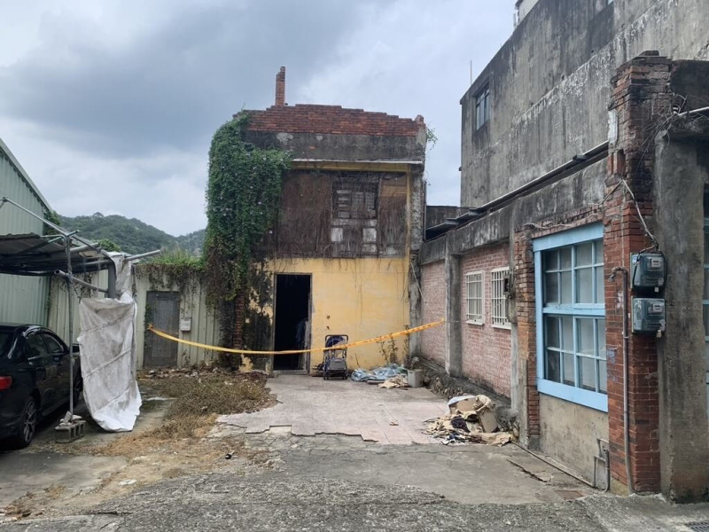 新竹縣關西鎮葉姓男子日前疑遭另名男子持鐵棍闖入住處毆打，被鄰居發現後報警將葉男送醫，但仍宣告不治。警方3日表示，已鎖定涉案對象，持續偵辦中。圖為案發現場。（讀者提供）中央社記者郭宣彣傳真  114年5月3日   