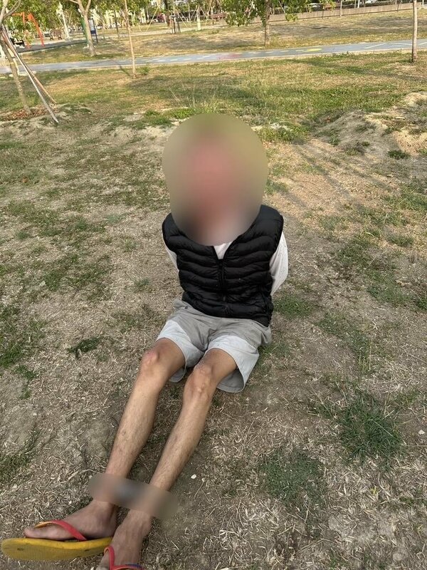 2名詐騙集團收水手在台南市伺機做案，2日下午在南區遭警方圍捕時，駕車衝撞警車企圖逃逸，警方持棍破窗將2名詐團收水手拖出車外逮捕，依法送辦。（台南市警局提供）中央社記者張榮祥台南傳真  114年5月3日   