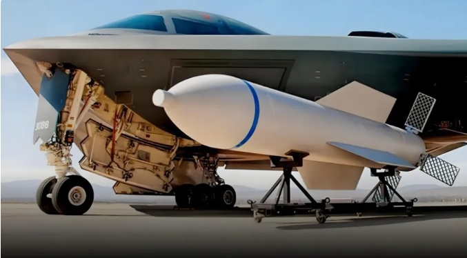 B-2隱形轟炸機與GBU-57巨型鑽地彈。   圖 : 翻攝自包明說