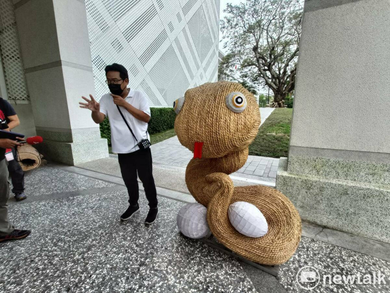 臺灣工藝研究發展中心有許多關於蛇年的創作品。 圖:唐復年/攝