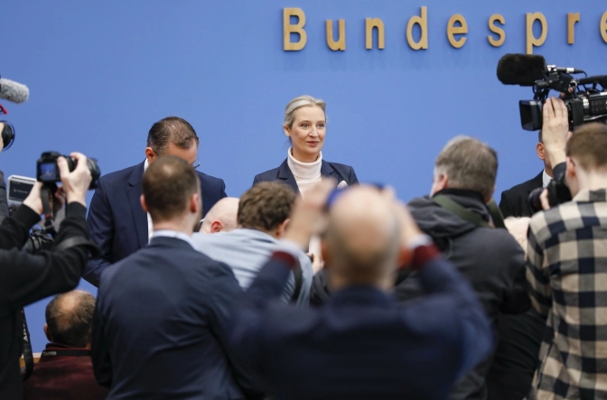 德國選擇黨(AfD)領導人愛麗絲·魏德爾出席記者會   圖 : 翻攝自新華網