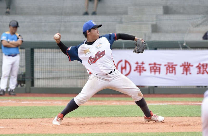 114年TLLB CUP U13台灣社區棒球錦標賽3日開打，A組大神岡金剛社區與台中向上隊交手打到延長賽，9局下靠著再見盜本壘跑回致勝分，終場以7比6搶勝晉級8強。圖為大神岡金剛社區先發投手王羿淂登板。（台灣世界少棒聯盟提供）中央社記者謝靜雯傳真  114年5月3日   