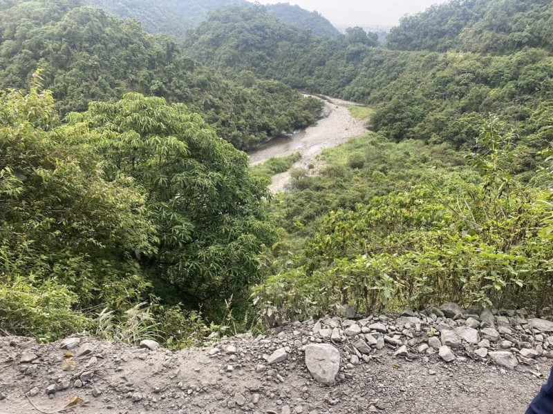 張姓駕駛3日開車行經宜蘭縣蘇澳武荖坑林道時，疑因路幅狹小，不慎在準備會車前墜落山谷、不幸身亡，詳細事發原因仍待釐清。圖為事故現場。（警方提供）中央社記者沈如峰宜蘭縣傳真  114年5月3日   