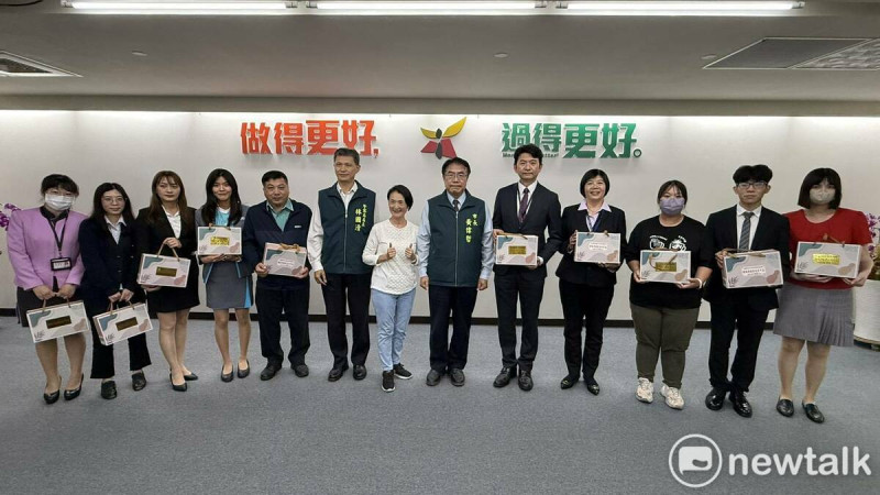 台南市政府與民間合作防堵詐騙，金融及超商成功阻詐184件，有功人員264位，攔阻詐騙款項逾新臺幣達6,843萬餘元，黃偉哲日前特別頒獎表揚有功人員。   圖：台南市政府提供