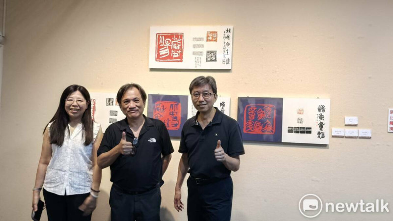 台灣小吃是時代與地方文化的縮影，映照風土與人情的交融。篆刻名家林滄池率「阿罩霧小刀雅集」101 位篆刻藝術家，以「一人一小吃」為主題，創作「台灣特色小吃百品」篆刻作品，在台南文化中心第一藝廊展出。   圖：黃博郎／攝