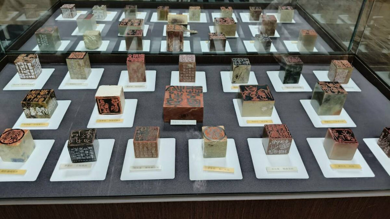 「阿罩霧小刀雅集」101 位篆刻藝術家,以「一人一小吃」為主題,創作「台灣特色小吃百品」篆刻作品,在台南文化中心第一藝廊展出。 圖:黃博郎/攝