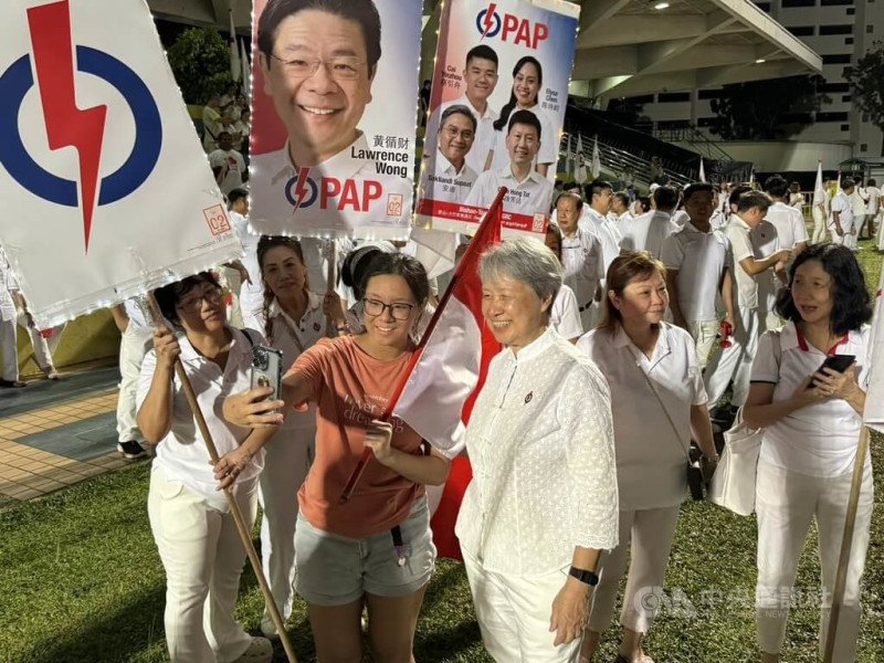 新加坡大選登場,新加坡前總理李顯龍夫人何晶(右3)抵達人民行動黨支持者集結的楊厝港體育場,與支持者合影。 圖:中央社提供