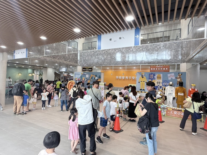 每道互動關卡前都有小朋友排隊等著體驗。 圖:屏東縣政府/提供