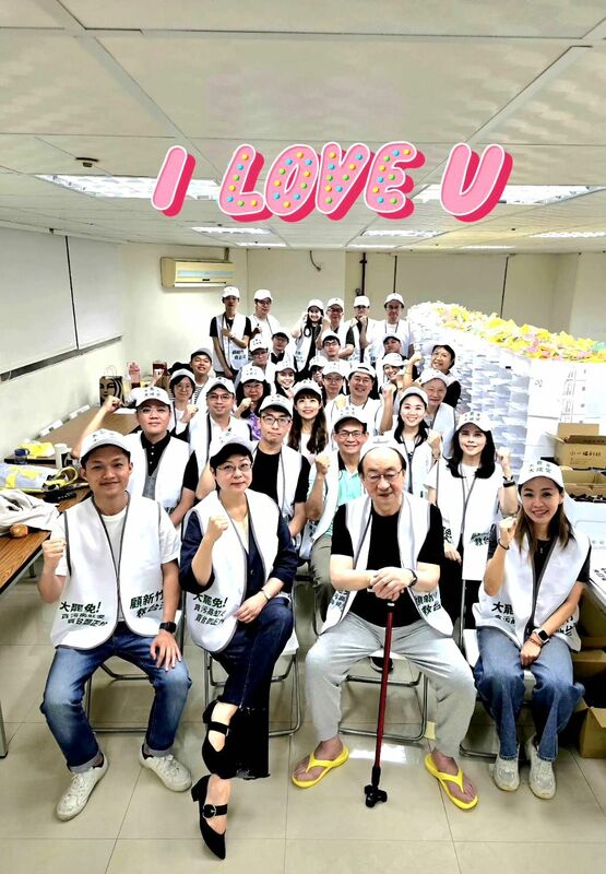 新竹市雙罷免完成二階連署造冊及裝箱，今天上午10點將送市選委會。   圖/林志潔臉書粉專