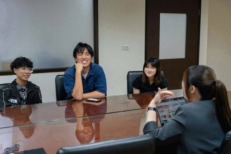 張硯卿(右一)盼激勵青年學生代表對於國際合作的多元想法。 圖:高雄市行政暨國際處/提供