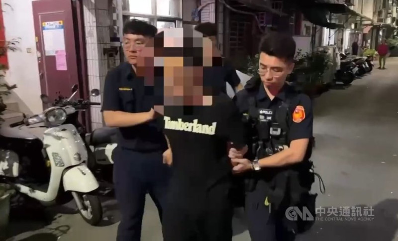 新北市新莊區3日發生搶案，男子騎機車搶奪路人脖子上的金項鍊後逃逸，警方獲報調閱監視器畫面展開偵查，在基隆市暖暖區將賴姓嫌疑人逮捕送辦。（翻攝照片）中央社記者王鴻國傳真  114年5月4日   