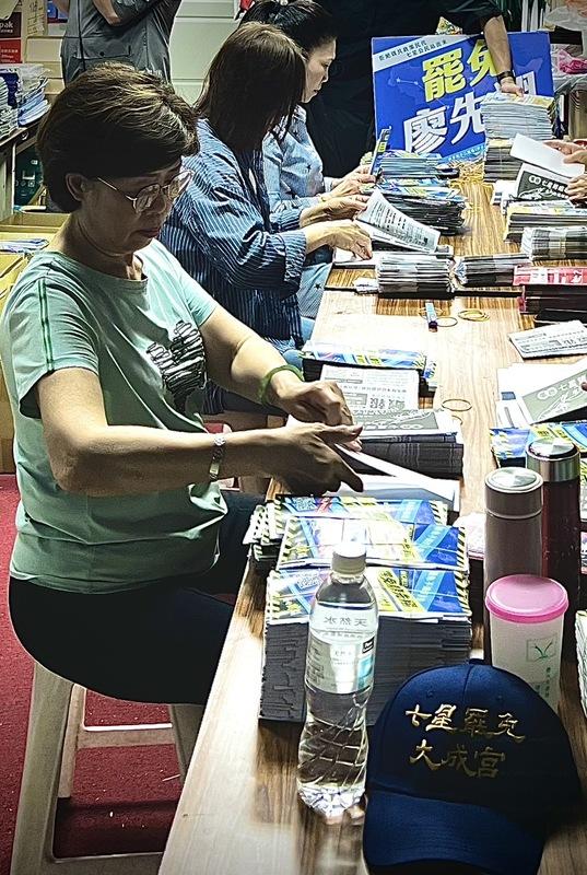「為了下一代的將來，我們怎麼可以不努力？一定要站出來」，這些媽媽都是家庭主婦，在繁忙家務中抽出時間投身大罷免。   圖：「Taiwan Action」團隊提供