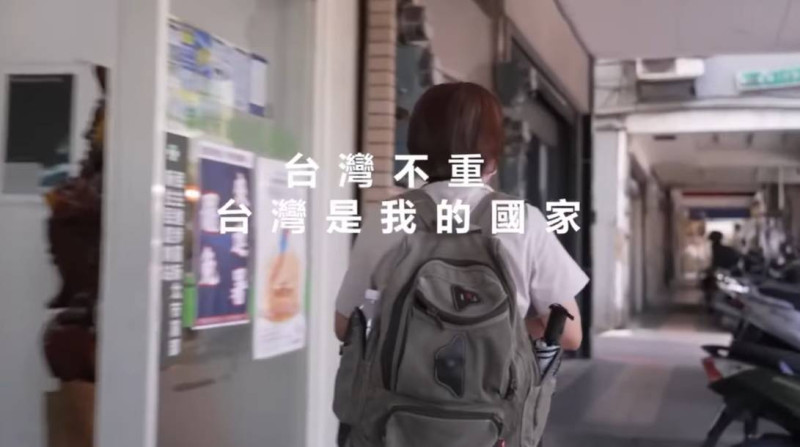 罷團沒有資金雇請民間派報單位,一位媽媽以小小的身軀扛起沉重的背包,沿路徒步派發文宣,「台灣不重,台灣是我的國家」。 圖:截自「Taiwan Action」影片