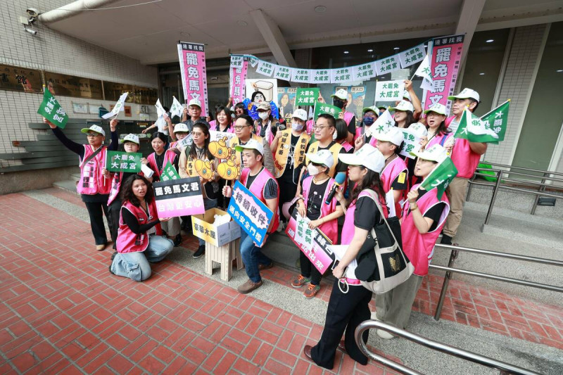 罷免藍委馬文君的民團「ALL罷馬」今日前往南投縣選委會送出第二階段罷免連署書。   圖：「ALL罷馬」團隊/提供