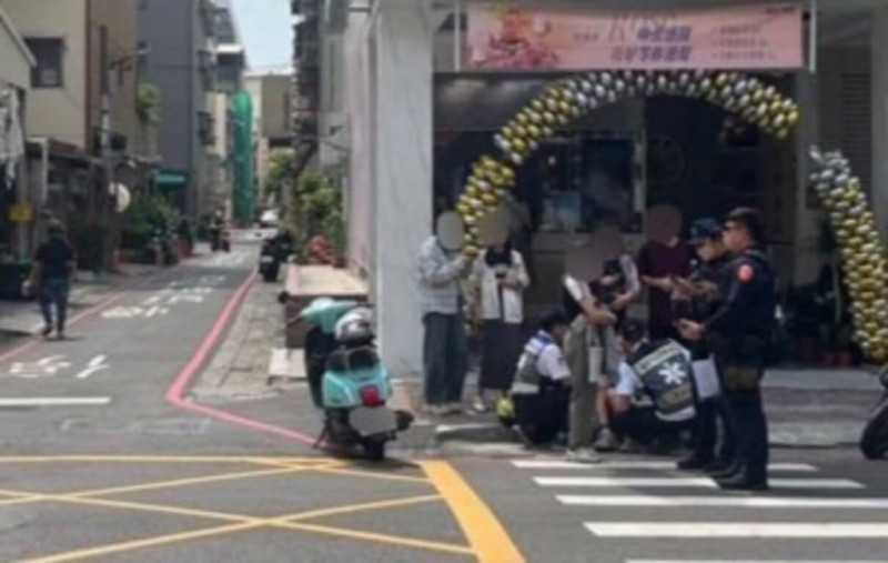 石姓男子3日騎機車沿高雄市三民區陽明路由北往南行駛，見2名未成年人從路旁1輛違規停放大貨車前走出，並行走斑馬線由西向東穿越馬路，石男緊急煞車不慎打滑自摔，機車滑行與2名行人發生碰撞，幸3人輕傷無大礙。（高雄市警察局三民第二分局提供）中央社記者張已亷傳真  114年5月4日   