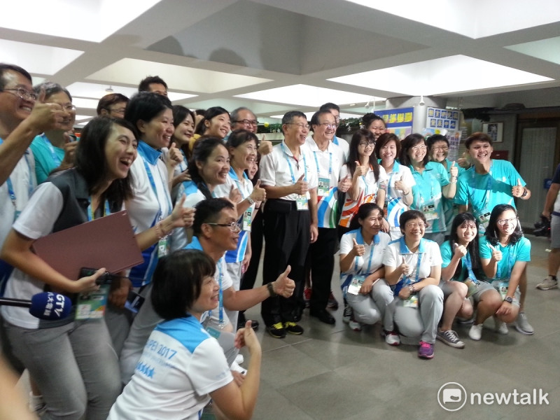 台北市長柯文哲看起來輕鬆許多，工作人員要求拍照，都有求必應。   圖  :陳香蘭／攝