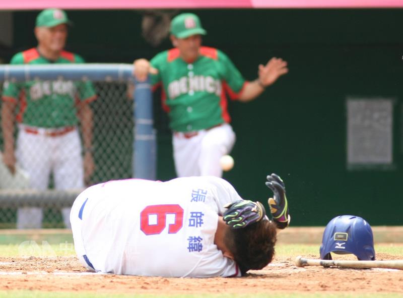 世大運棒球賽中華隊27日與墨西哥隊交手，二局下一人 出局、壘上有人，中華張皓緯（中）遭頭部觸身球，馬 上倒地不起，隨後也被擔架抬下場送醫。   圖 : 中央社