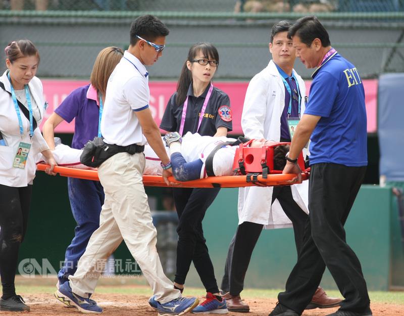 世大運棒球賽中華隊27日與墨西哥隊交手，二局下一人 出局、壘上有人，張皓緯遭頭部觸身球，馬上倒地不起 ，隨後也被擔架抬下場送醫。   圖 : 中央社